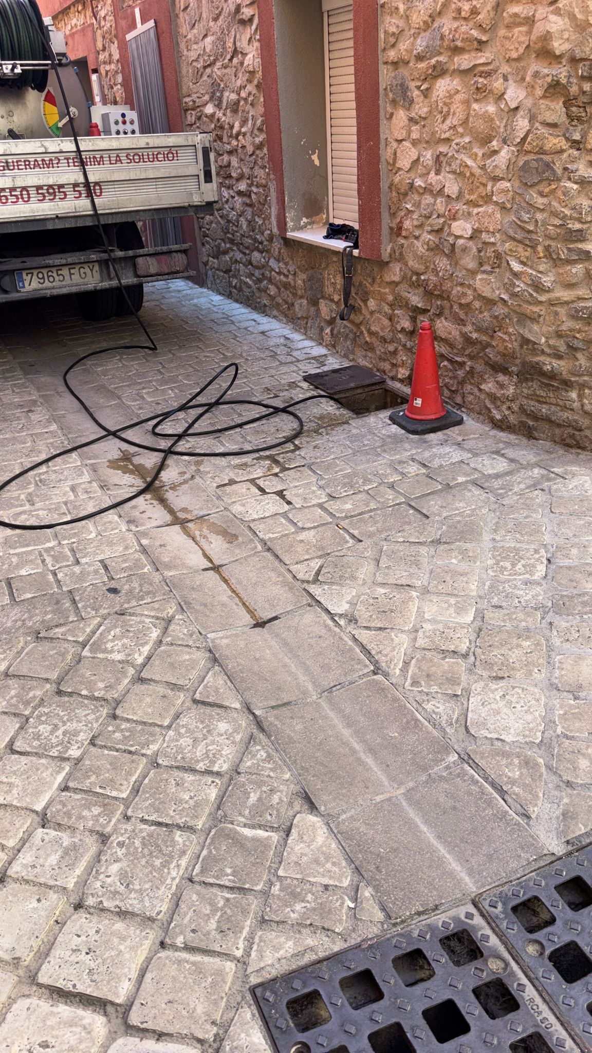 desatasco de arqueta de difícil acceso en Alfara de Carles Tarragona